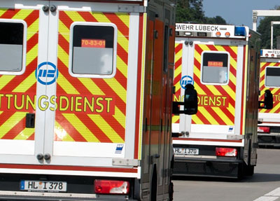 Der schwer verletzte 44-jährige Lübecker wurde zur weiteren Behandlung in ein örtliches Krankenhaus gebracht. Foto: Symbolbild