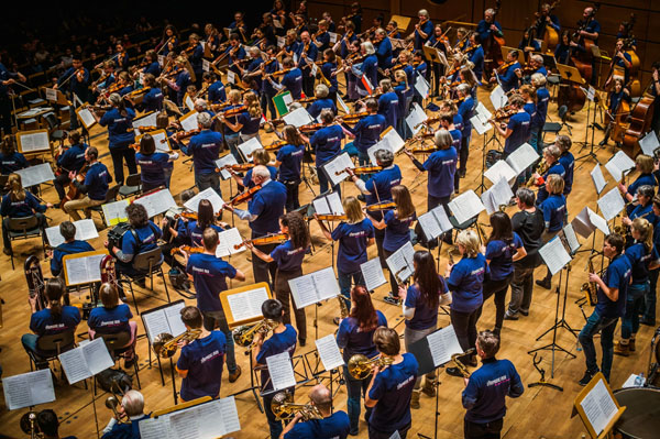 450 Musiker haben sich für das Konzert in der MuK angekündigt. Das Publikum bildet den Chor zum Trinklied Brindisi. Foto: Veranstalter