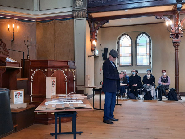 Günter Knebel stellte die Materialien am Montag in der Synagoge vor. Fotos: Hansestadt Lübeck