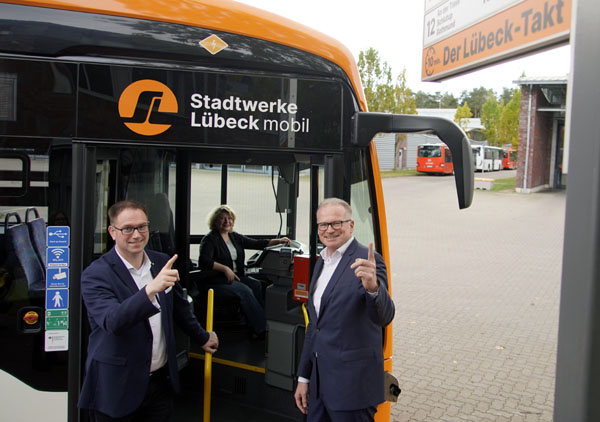 Bürgermeister Jan Lindenau, Bausenatorin Joanna Hagen (am Steuer) und Andreas Ortz, Geschäftsführer der Stadtwerke Mobil, stellten den Lübeck-Takt am Donnerstag vor. Fotos: VG