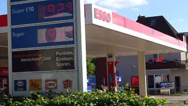 Im Schnitt lag der Preis für einen Liter Superbenzin um 18 Uhr knapp unter zwei Euro. Foto, Grafik: Harald Denckmann