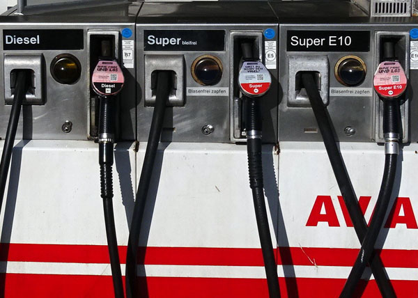 Die Benzinpreise sind im Juli weiter gefallen. Foto, Grafik: Harald Denckmann