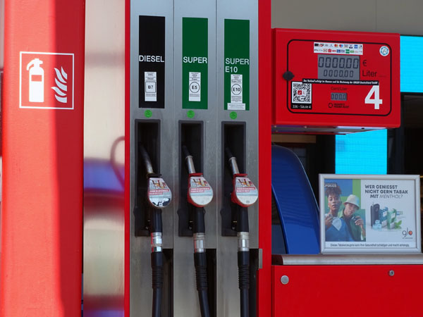 Die Benzinpreise pendeln im Laufe des Tages stark, gehen aber am Abend unter zwei Euro pro Liter Super E5. Foto, Grafik: Harald Denckmann