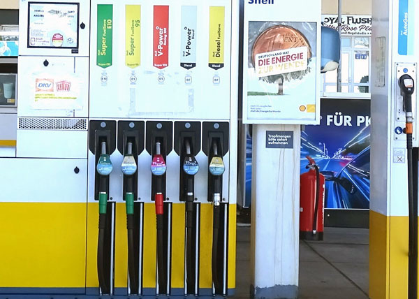Bereits in den kommenden Tagen wird durch die hohe Nachfrage mit einem Anstieg der Benzinpreise gerechnet. Foto, Grafik: Harald Denckmann
