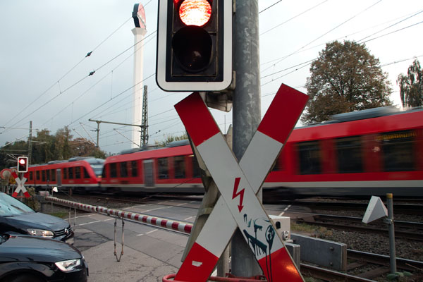 Am Bahnübergang Teerhofsinsel wurde eine junge Frau von einem Zug erfasst.