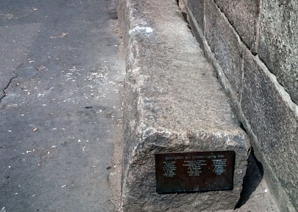 Nur einige Granitsplitter erinnern an den Teufel vor St. Marien. Foto: H.L., Archivbild: JW