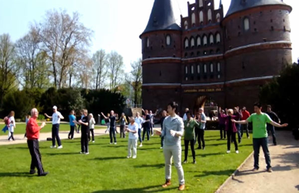 Der Verein Tai Chi Qigong Lübeck lädt am WTCQG-Day vor das Holstentor ein. Foto: Veranstalter