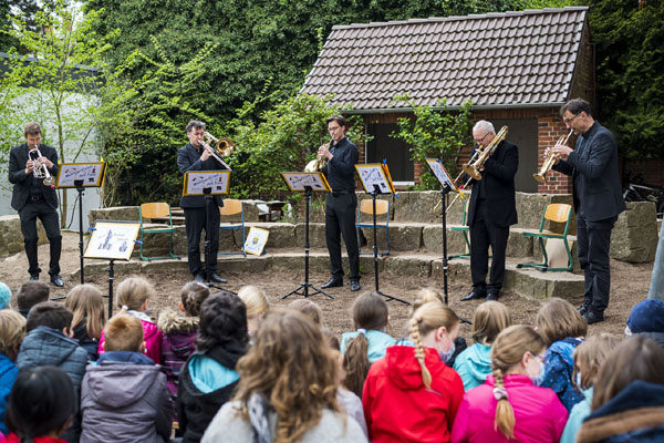 Die Konzerte auf dem Schulhof werden bis zu den Sommerferien fortgesetzt. Fotos: Olaf Malzahn