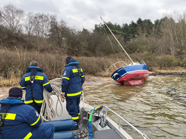 Helfer des Technischen Hilfswerks sicherten das Boot. Fotos: THW