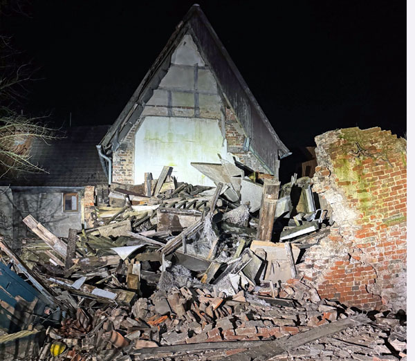 Das eingestürzte Haus war seit Jahren unbewohnt. Fotos: THW