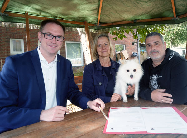 Bürgermeister Jan Lindenau, die 1. Vorsitzende des Tierschutzvereins Susanne Tolkmitt und ihr Vertreter Oliver Wreth unterzeichneten unter der Aufsicht von Hund Banksy den neuen Vertrag. Foto: JW