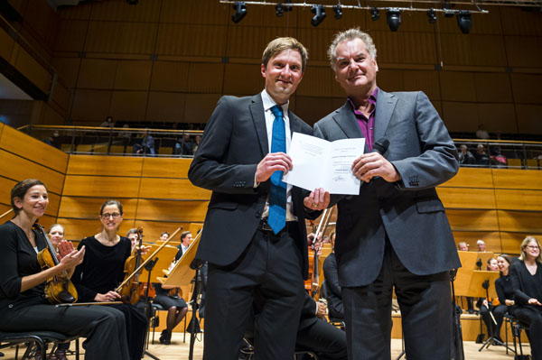Johannes Borck bekam den Preis von Frank Maximilian Hube, 1. Vorsitzender des Musik- und Orchesterfreunde Lübeck e.V., überreicht. Foto: Olaf Malzahn