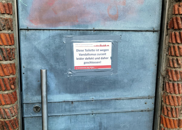 Um weiteren Vandalismus-Schäden vorzubeugen, bleiben die öffentlichen Toiletten in Lübeck am Silvesterabend geschlossen.