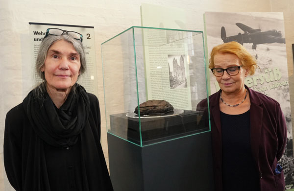Die Archäologin Doris Mührenberg und Kultursenatorin Monika Frank eröffneten am Donnerstag die kleine Ausstellung im Lübecker Holstentor. Fotos, O-Ton: JW