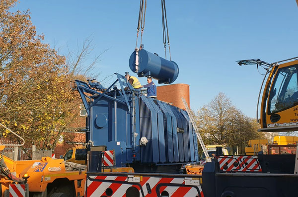 In der Dornestraße wurde am Samstag ein neuer 110 kV Trafo eingebaut. Fotos: PG