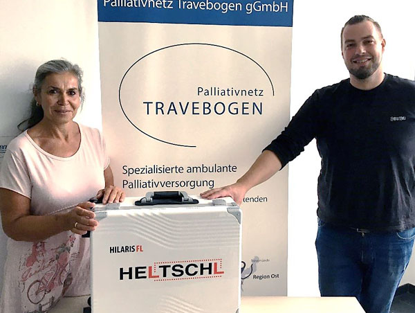 Andrea Grußendorf und Denny Roedszus vom Travebogen mit dem neuen mobilen Lasergerät. Foto: Travebogen