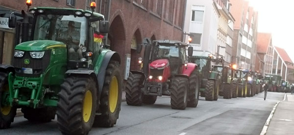 Auch in Lübeck werden am Freitag Verkehrsbehinderungen durch Traktoren erwartet. Foto: H.L./Archiv