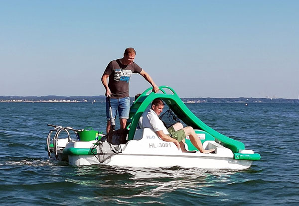 Schauspieler Fabian Harloff und Tretbootvermieter Marcus Bade starteten am Freitag die Aktion. Foto: Sea Life