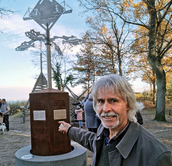 Rainer Wiedemann mit der Skulptur, die am Samstag eingeweiht wurde. Fotos: René Kleinschmidt / TSNT