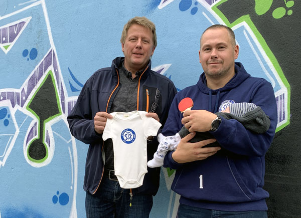 1. Vorsitzenden Ronald Neef begrüßte Noah mit seinem Papa als jüngstes Mitglied des TSV Schlutup. Foto: TSV Schlutup
