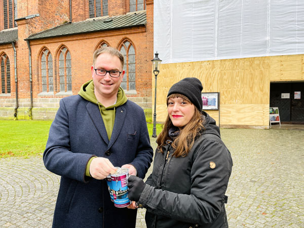 BürgermeisterJan Lindenau eröffnete die Sammlung mit einer Spende in die Sammeldose von Kristin Blankenburg. Fotos: Steffi Niemann