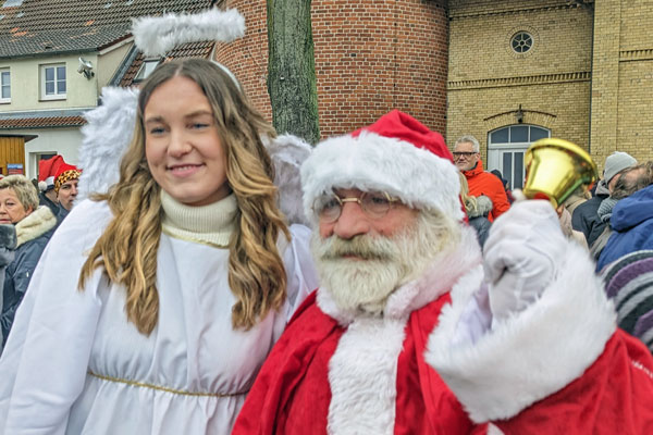 Auch wenn er heute viel zu tun hat: Der Weihnachtsmann nahm sich am Nachmittag des 24. Dezember 2022 die Zeit, am Alten Leuchtturm in Travemünde vorbeizuschauen. Fotos: Helge Normann