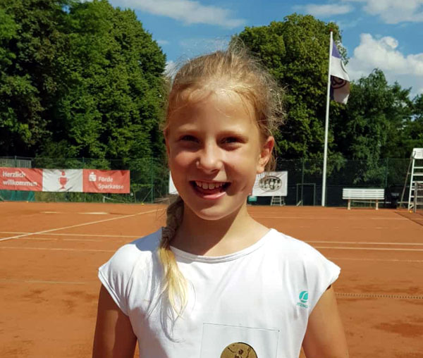Theresa Fölsch wurde Verbandsmeisterin des Landes Schleswig-Holstein bei den Tennis-Mädchen der Altersklasse U9. Foto: P. Fölsch