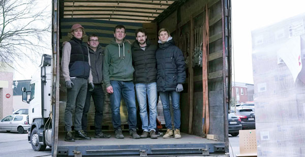 Dr. Hryhoriy Lapshyn (Mitte) - hier beim Beladen eines Hilfstransportes - eröffnet die Sonntagsvorlesungen im Wintersemester. Foto: UKSH