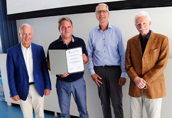 Die Deutsche Autoimmun Stiftung überreichte den Preis an Dr. Jens Humrich (2.v.l.). Foto: Ralf Huber