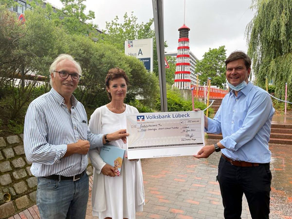 Silke und Mathias Klingler übergaben einen symbolischen Spendencheck an Prof. Dr. Thorsten Langer. Foto: UKSH