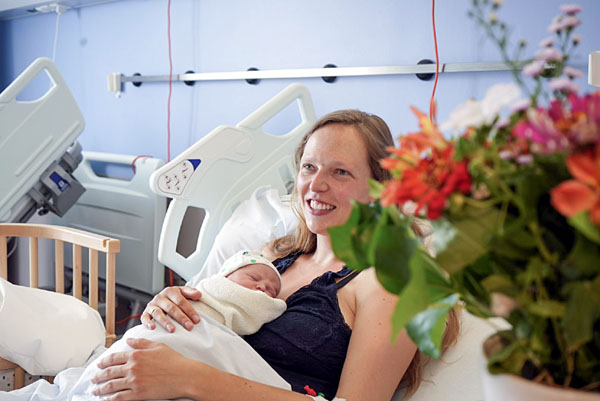 Francine Ströh mit ihrem neugeborenen Sohn Samuel Arthur. Foto: UKSH