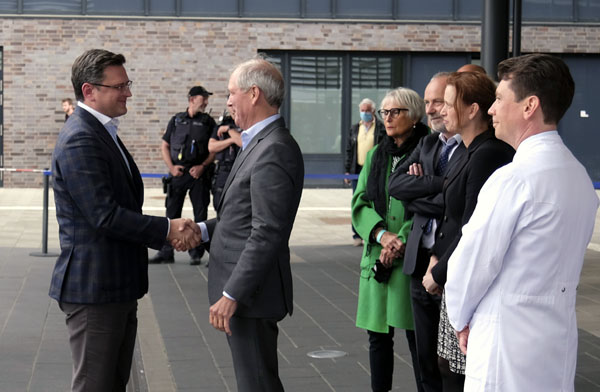 Prof. Dr. Jens Scholz, Vorstandsvorsitzender des UKSH, begrüßte Minister Dmytro Kuleba am Haupteingang. Fotos: UKSH