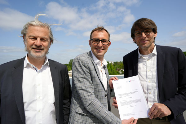Digitalisierungsminister Dirk Schrödter (Mitte) übergibt an Prof. Jan Rupp (rechts) und Prof. Martin Leucker den Förderbescheid. Fotos: JW