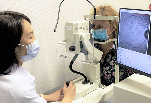 PD Dr. Yoko Miura führt Untersuchungen mit dem FLIO-Gerät durch, um Hinweise auf Stoffwechselveränderungen in der Netzhaut zu finden. Foto: UKSH
