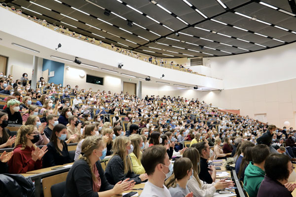 Rund 500 Erstsemester waren am Montag anwesend, als Prof. Gillessen-Kaesbach sie im Audimax an der Universität zu Lübeck begrüßte. Fotos: Elena Vogt
