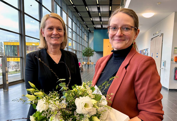 Die stellvertretende Senatsvorsitzende Prof. Dr. Carla Nau überreichte Sandra Magens nach ihrer Wiederwahl als Kanzlerin der Universität zu Lübeck einen Blumenstrauß. Foto: Elena Vogt/Uni