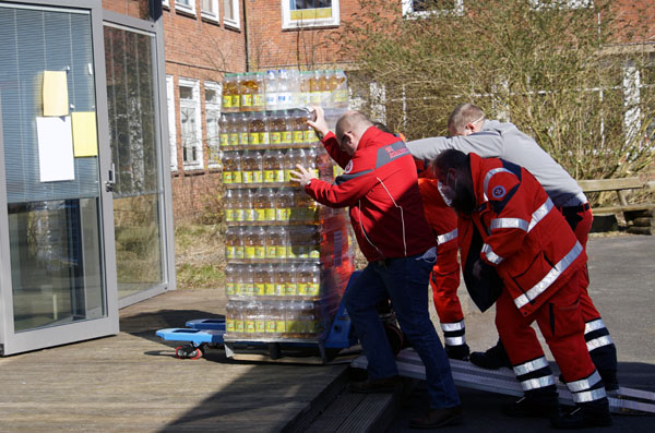 Am Samstagvormittag wurden in Lübeck vom Katastrophenschutz zwei Not-Unterkünfte ausgestattet. Fotos: JW