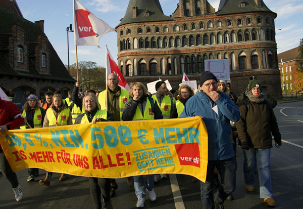 Über 400 Mitarbeiter des Landes beteiligten sich an dem Warnstreik in Lübeck. Fotos: JW