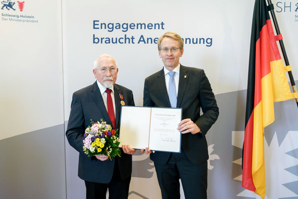 Ministerpräsident Daniel Günther überreichte Siegfried Prante die Auszeichnung. Foto: Frank Peter