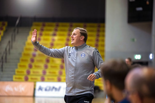 VfL-Trainer David Röhrig war rundum zufrieden mit den Trainingsbedingungen und den Leistungen seiner Mannschaft. Foto: Christian Schaffrath / VfL