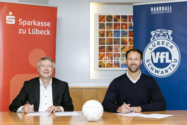Frank Schumacher und Daniel Pankofer unterzeichneten die Vereinbarung. Foto: VfL