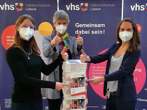 Svenja Bollmann, Christiane Wiebe und Laura Toll mit dem 220 Seiten starken Programmheft. Foto: Hansestadt Lübeck