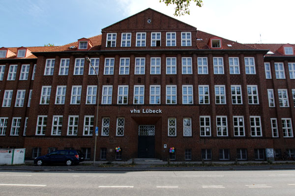 Die Veranstaltung findet in dem VHS-Gebäude am Falkenplatz 10 in Lübeck statt.