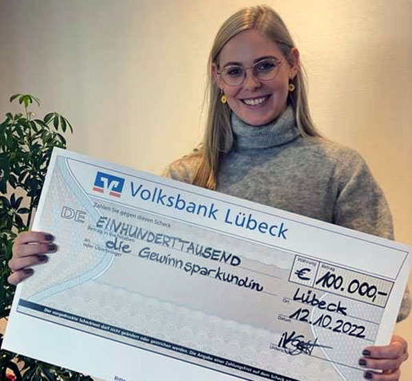 Lina Eggert, Gewinnspar-Beauftragte der Volksbank Lübeck eG, konnte die gute Nachricht überbringen. Foto: Volksbank
