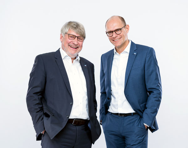 Das Vorstandsduo Christian Mehrens und Bernhard Rogge ist mit dem Ergebnis sehr zufrieden. Foto: Volksbank Lübeck