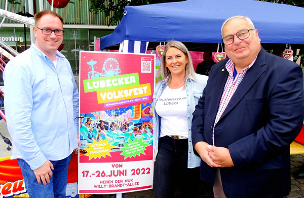 Bürgermeister Jan Lindenau wirbt mit den Schaustellern Janine Belli und Dieter Voß für das Volksfest 2022. Fotos, O-Ton: Harald Denckmann
