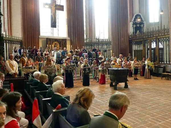 Vier Musikzüge begleiten den Volksfest-Gottesdienst am Sonntag in St. Marien. Foto: STE