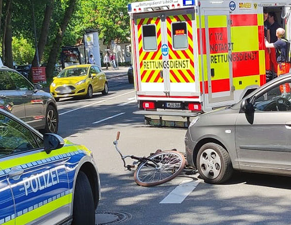 Die Radfahrerin wurde beim Überqueren der Einmündung von einem Auto erfasst. Fotos: STE