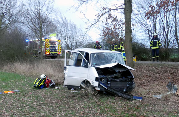 Der Fahrer des VW Bus wurde bei dem Unfall schwer verletzt. Fotos: STE