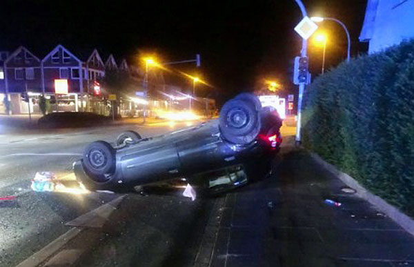 Der Renault Clio der 18-Jährigen landete auf dem Dach. Foto: Polizei